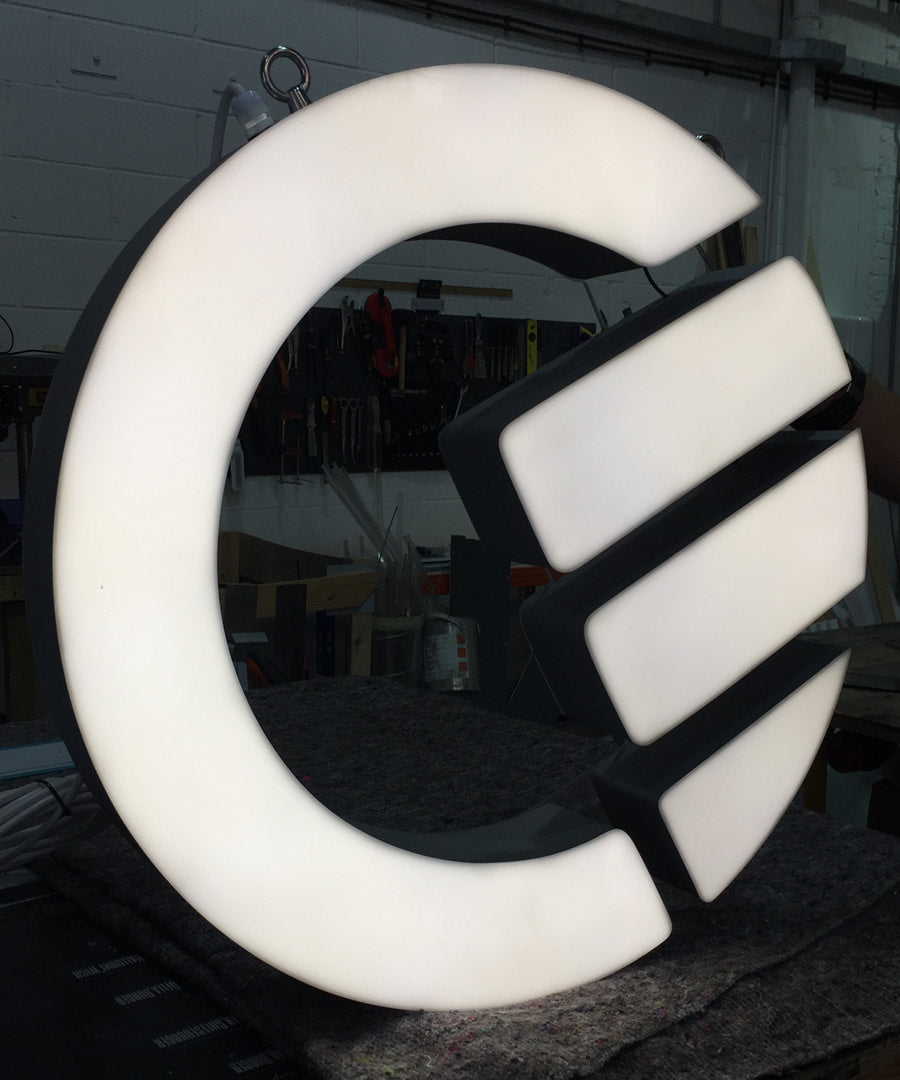 Simple illuminated letter with metal sides