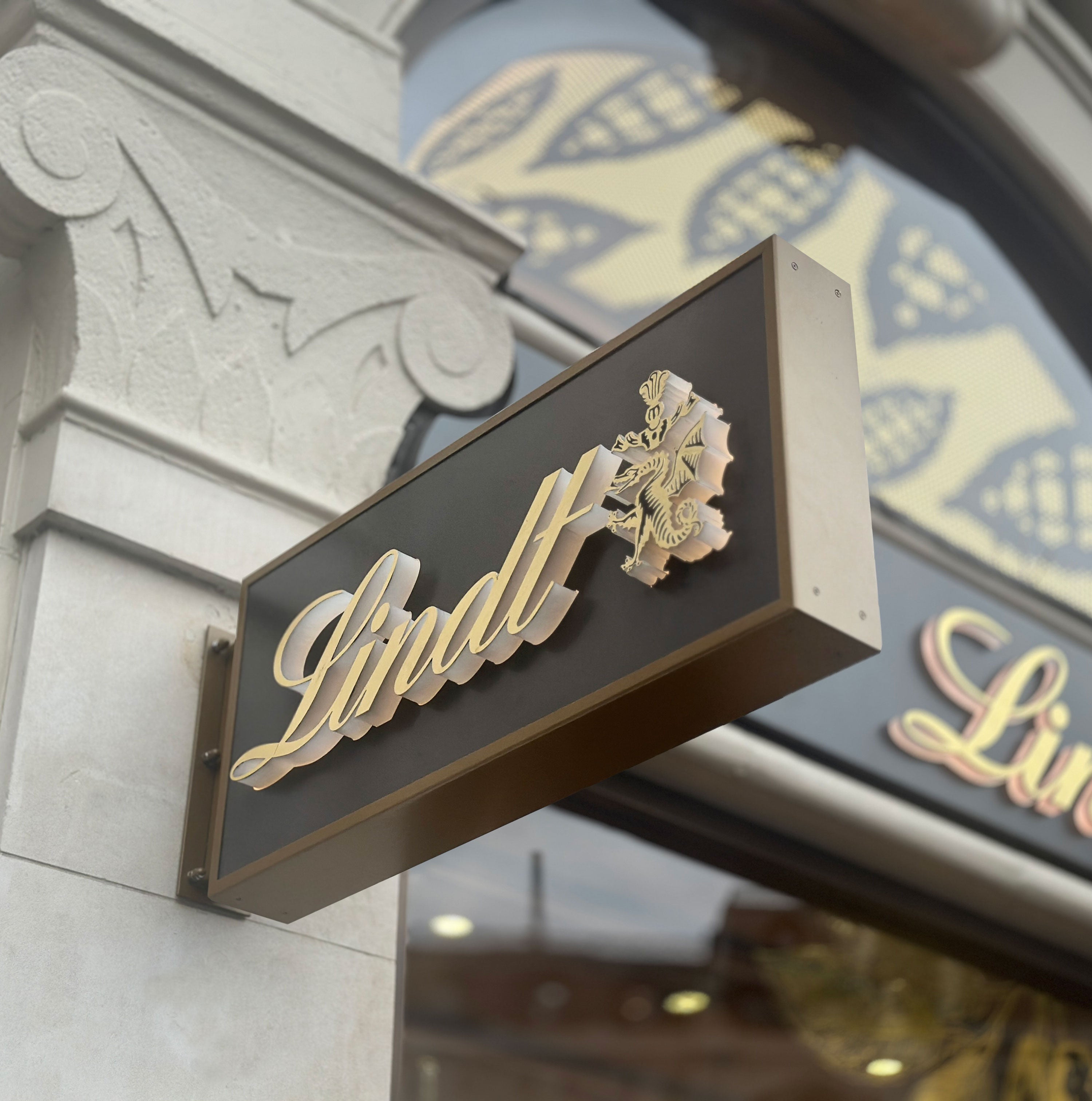 Formadesign UK London - Sign Installation London | Goodwin & Goodwin